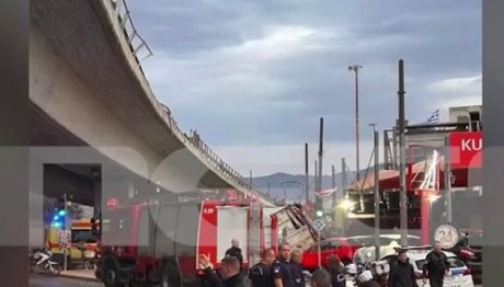 Φορτηγό Έπεσε Στη Θηβών Από Τη Γέφυρα Στην Πέτρου Ράλλη
