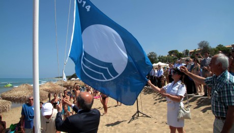 Γαλάζιες Σημαίες 2025: Οι Πιο Καθαρές Παραλίες Στην Αττική
