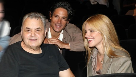 Νατάσα Εξηνταβελώνη: Mε τον πατέρα της & τον Πάνο Βλάχο σε απονομή βραβείων