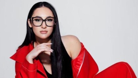 «Αστερομάτα»: Σαρώνει τα διεθνή charts σε 32 χώρες η Klavdia