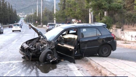 Τροχαίο Κατεχάκη: ΙΧ Καρφώθηκε Σε Φανάρι