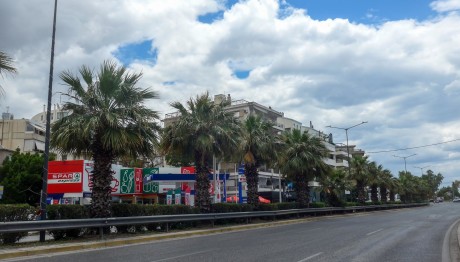 Λ. Ποσειδώνος: Αυτοκίνητο έπεσε σε ποδηλάτες