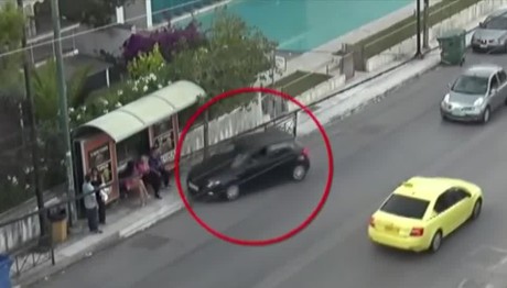 Χαλάνδρι: Βίντεο Με Οδηγό Να Πέφτει Στη Στάση Λεωφορείου