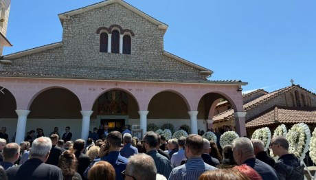 Σπαραγμός Στην Κηδεία Του 30χρονου Που Πνίγηκε Στη Λευκάδα