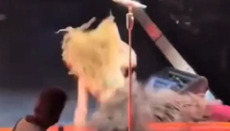 Σακίρα: Έφαγε Τούμπα Στη Σκηνή Και Την Αποθέωσαν