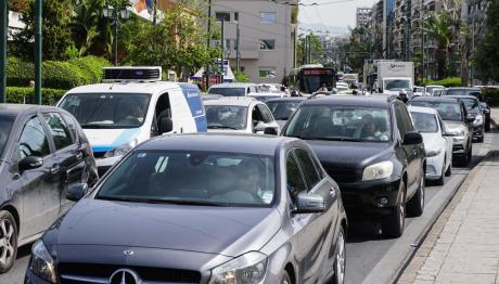 Κηφισός: Σοβαρό Τροχαίο - ΙΧ Καρφώθηκε Σε Φορτηγό