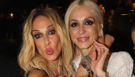 Βίσση Και Καρβέλα Με Τα Μαγιό Τους Σε Πισίνα