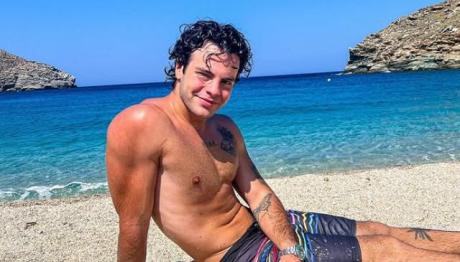 Άγγελος Λάτσιος: Απολαμβάνει το μπάνιο του στη θάλασσα