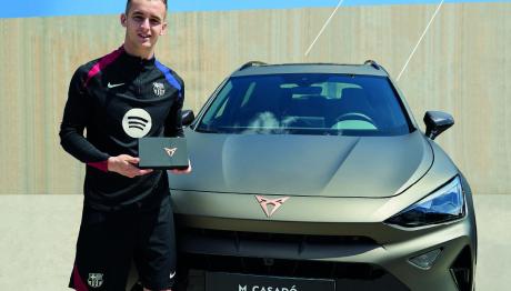 FC Barcelona; Οι πδοσφαιριστές παρέλαβαν τα νέα CUPRA