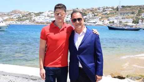 Άδωνις Γεωργιάδης: Εγκαίνια Στη Μύκονο Με Τον Γιο Του
