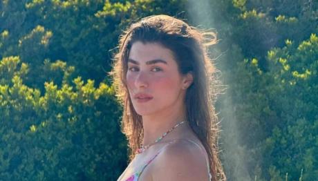 Χρύσα Μιχαλοπούλου: Με floral μπικίνι χαλαρώνει στην παραλία