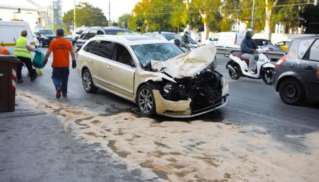 Λ. Ποσειδώνος: Πώς Έγινε Το Τροχαίο Ταξί - Απορριματοφόρου