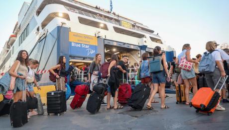 Αγίου Πνεύματος: Γεμάτα Φεύγουν Τα Πλοία Από Πειραιά