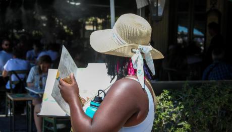 Πλάκα: Συνελήφθησαν 5 Άτομα Για Κλοπές Τουριστών