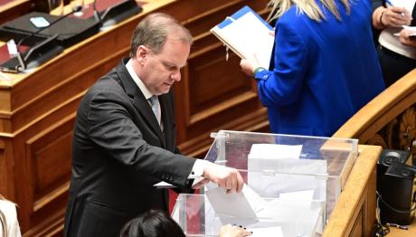 Βουλή: Πέρασε Η Πρόταση ΝΔ Για Παραπομπή Καραμανλή