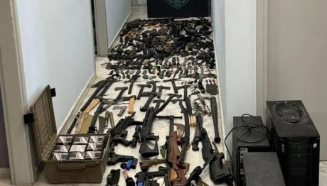 Χανιά: Οπλοστάσιο Σε Σπίτι Με Σπαθιά, Τσεκούρια, Μαχαίρια