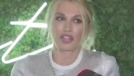 Κωνσταντίνα Σπυροπούλου: Εντυπωσιακή με total Chanel outfit