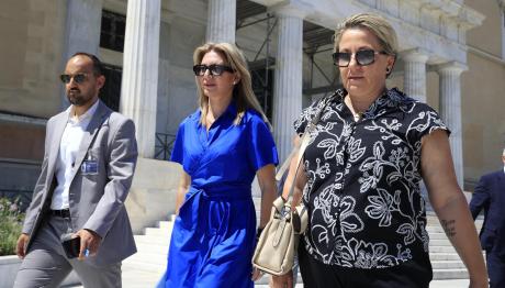 Η Μαρία Καρυστιανού Κατέθεσε 1,3 εκατ. Υπογραφές Στη Βουλή