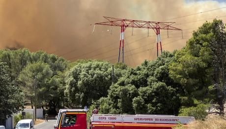 Μεγάλη Φωτιά Στη Μασσαλία - Απαγορεύτηκε Η Κυκλοφορία