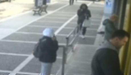 Θηλυκή Συμμορία Άδειαζε Κάρτες Ηλικιωμένων - Βίντεο