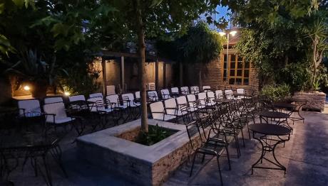 Θερινό Σινεμά στην αυλή του Επί Κολωνώ