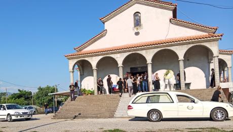 Αγρίνιο: Σπαραγμός Στην Κηδεία Της 2χρονης Αλεξάνδρας