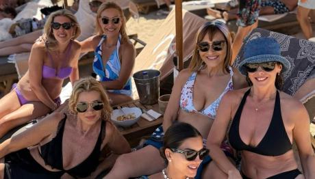 Μάρα Ζαχαρέα: Έφτασε στην Πάρο & ποζάρει με τις φίλες της στην παραλία