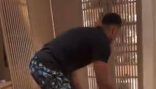 Γιάννης Αντετοκούνμπο: Η Μάχη Με Κατσαρίδα - Δείτε Βίντεο