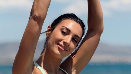 Ευγενία Σαμαρά: Κόβει την ανάσα με το λευκό μπικίνι της