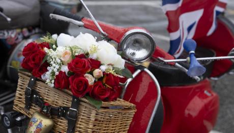 H Vespa κλείνει τα 80 και το γιορτάζει