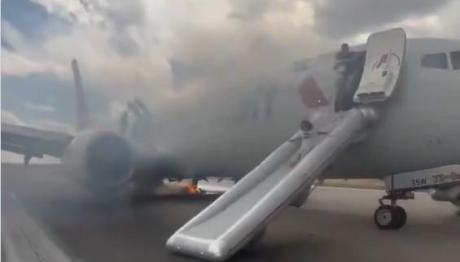 Εκκενώθηκε φλεγόμενο Boeing της American Airlines - Σε πανικό οι επιβάτες