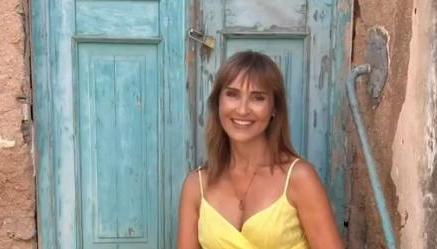 Ζαχαρέα: Με Κίτρινο Φόρεμα Σε Παραδοσιακό Κυκλαδίτικο Σπίτι