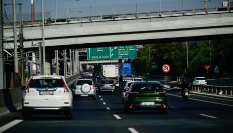 Αττική Οδός: Σύγκρουση τριών αυτοκινήτων στο ύψος κόμβου Κύμης