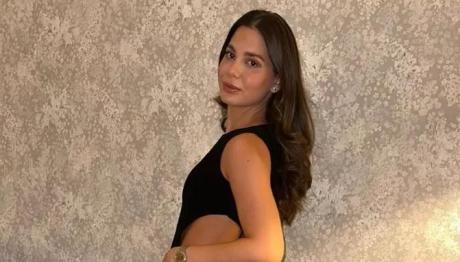 Αλεξάνδρα Κωστοπούλου: Με Ροζ Ολόσωμο Μαγιό & Λευκό Καφτάνι