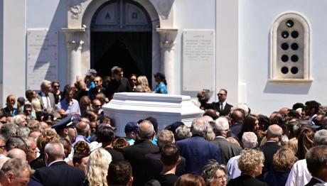 Λένα Σαμαρά: Βουβός Πόνος Στην Κηδεία - Το Τελευταίο Αντίο