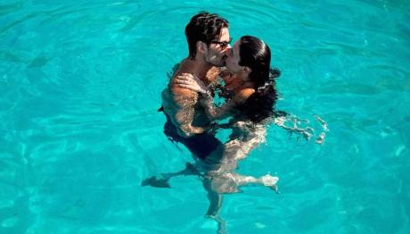 Καράβας - Ψαρρού: Τα Παθιασμένα Φιλιά Στις Διακοπές Τους