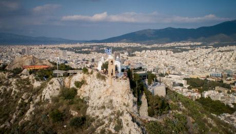 Λυκαβηττός: Τουρίστας Έπεσε Στο Κενό