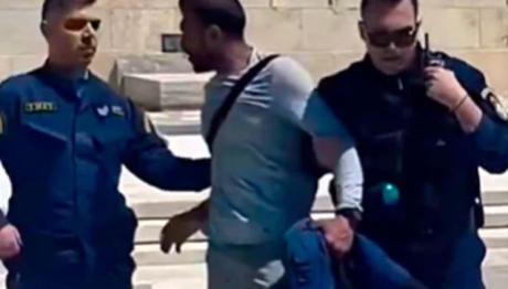 Mετανάστης Επιτέθηκε Σε Εύζωνες - Η Ανάρτηση Πλεύρη