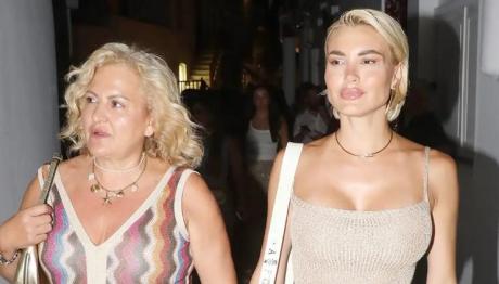 Παναγιώταρου: Με Τη Μητέρα Της Σε Βραδινή Έξοδο Στη Μύκονο