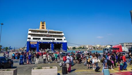 Μαζική επιστροφή εκδρομέων: Πάνω από 33.000 αφίξεις στα λιμάνια της Αττικής