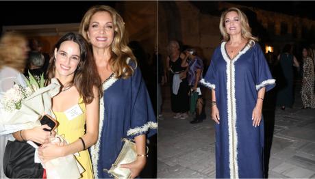 Άντζελα Γκερέκου: Εντυπωσιακή με μπλε καφτάνι στο Ηρώδειο