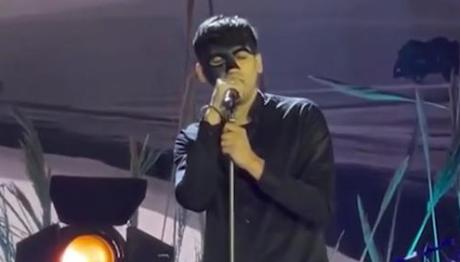 Sicario: Τραγούδησε Στέλιo Καζαντζίδη και αποθεώθηκε στο Καλλιμάρμαρο