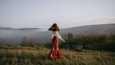 Tips για να δώσεις νέα διάσταση στη maxi φούστα σου