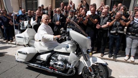 Μια BMW R 18 Transcontinental για τον Πάπα Λέοντα ΙΔ