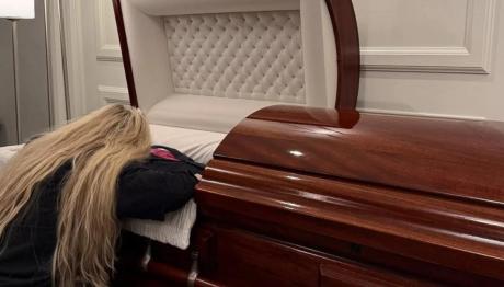 Κατέρρευσε πάνω στο φέρετρο η χήρα του Τσάρλι Κερκ