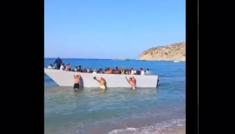 Γαύδος: Λουόμενοι Διώχνουν Βάρκα Μεταναστών Από Την Παραλία