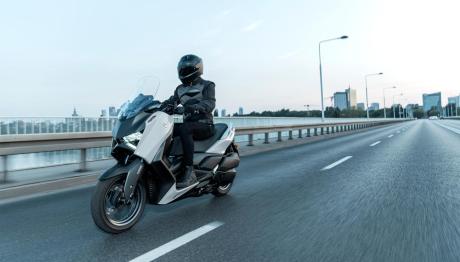 YAMAHA XMAX 300 Tech MAX: Η βαλίτσα κάνει την διαφορά