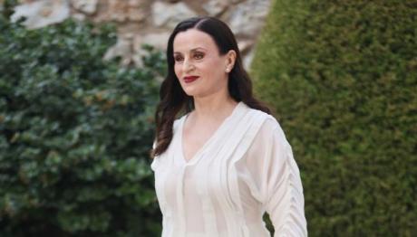 Καρυοφυλλιά Καραμπέτη: Με Aνδρόγυνο Look Στο Ηρώδειο
