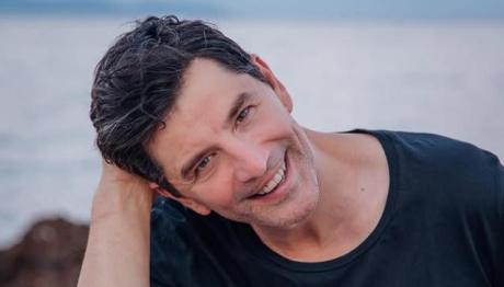 Σάκης Ρουβάς: Μαζεύει Σύκα Στον Κήπο Του Στον Νέο Βουτζά