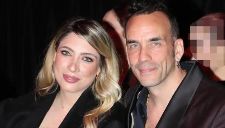 Μουζουράκης - Κόζαρη: Πότε θα γίνει η βάφτιση του γιου τους